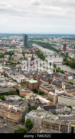 Francfort, Allemagne - JUIN 10,2019 : vue de l'horizon de Francfort du tour principal sur un jour nuageux Banque D'Images