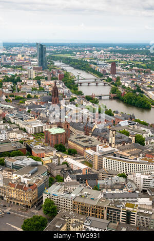 Francfort, Allemagne - JUIN 10,2019 : vue de l'horizon de Francfort du tour principal sur un jour nuageux Banque D'Images