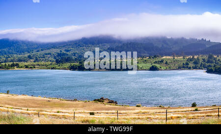 La région de Crystal Springs réservoir, une partie du bassin versant du ruisseau de San Mateo et Santa Cruz Mountains couvert de nuages visibles dans l'arrière-plan ; Saint Ma Banque D'Images