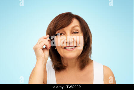 Young woman applying mascara pour cils Banque D'Images