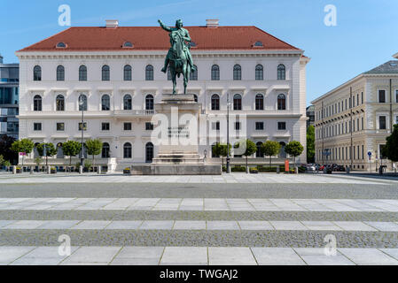 Munich, Bavière, Allemagne - le 18 mai 2019. Statue équestre de électeur Maximilian von Bayern, Wittelsbacherplatz Churfuerst, vue grand angle avec buil Banque D'Images