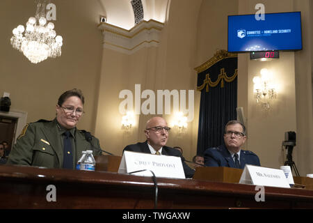 Washington, District de Columbia, Etats-Unis. 20 Juin, 2019. Le chef de la patrouille frontalière américaine, la U.S. Customs and Border Protection Carla Provost, Sous-ministre adjoint de la Défense pour la défense de la patrie de l'intégration et l'appui de la défense aux autorités civiles Robert Salesses, et l'Adjudant général pour le Major-général Michael T. McGuire témoigner devant le Comité sur la sécurité intérieure sur la colline du Capitole à Washington, DC, États-Unis, le 20 juin 2019 Crédit : Stefani Reynolds/CNP/ZUMA/Alamy Fil Live News Banque D'Images