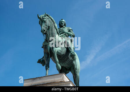 Munich, Bavière, Allemagne - le 18 mai 2019. Statue équestre de Churfürst von Bayern Maximilian l contre un ciel bleu, vue latérale avant Banque D'Images