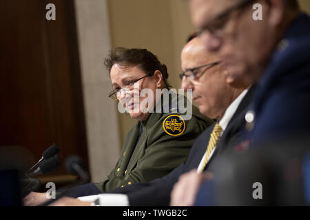 Washington, District de Columbia, Etats-Unis. 20 Juin, 2019. Le chef de la patrouille frontalière américaine, la U.S. Customs and Border Protection Carla Provost, Sous-ministre adjoint de la Défense pour la défense de la patrie de l'intégration et l'appui de la défense aux autorités civiles Robert Salesses, et l'Adjudant général pour le Major-général Michael T. McGuire témoigner devant le Comité sur la sécurité intérieure sur la colline du Capitole à Washington, DC, États-Unis, le 20 juin 2019 Crédit : Stefani Reynolds/CNP/ZUMA/Alamy Fil Live News Banque D'Images