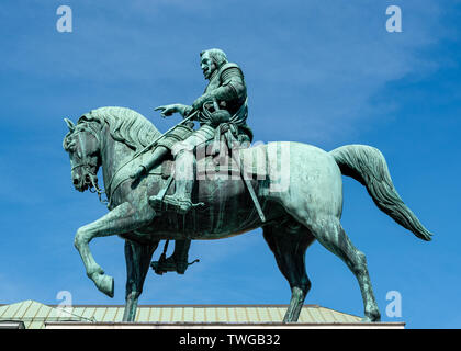 Munich, Bavière, Allemagne - le 18 mai 2019. Statue équestre de Churfürst von Bayern Maximilian l contre un ciel bleu, side view Banque D'Images