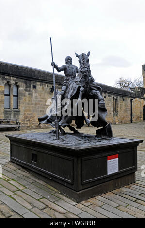 Statue équestre d'un chevalier médiéval ,Harry Percy, 'Hotspur' à Alnwick Castle Alnwick Northumberland, à en Grande-Bretagne. Il y est né en 1364 un Banque D'Images