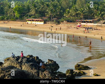 OM BEACH,KARNATAKA,GOKARNA/Inde-Février 2nd, 2018:Les touristes et voyageurs d'apprécier le soleil, la mer et les activités de loisirs à cet être de plus en plus populaires Banque D'Images