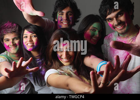 Groupe d'amis du festival holi célébration Banque D'Images