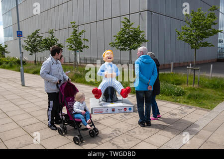 Glasgow, Ecosse, Royaume-Uni. 20 Juin, 2019. Wullie Winkie Wee, créé par David Graham. Cette sculpture est une référence à la célèbre comptine écossais Wee Willie Winkie écrit par Glasgwegian William Miller. Il voit Oor Wullie vêtu de son bonnet de nuit et pyjamas, assis sur son seau, qui dépeint l'Glasgow skyline at night. Il s'étire ses jambes après le réveil d'une longue nuit de sommeil. La sculpture fait partie d'OOR Wullie's grand seau Trail. Credit : Skully/Alamy Live News Banque D'Images