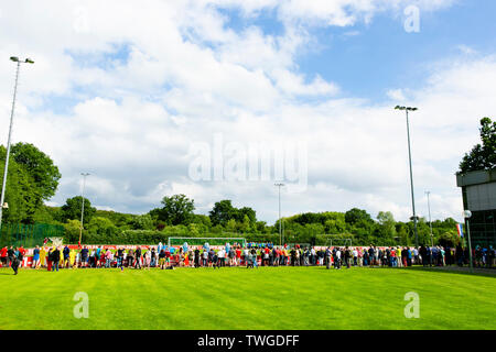 Kiel, Allemagne. 20 Juin, 2019. Les spectateurs participent à la 1ère session de formation de l'équipe de 2e division allemande de Kiel Holstein pour se préparer à la nouvelle saison à venir dans la Zweite Bundesliga. Frank Molter/Alamy live news Banque D'Images