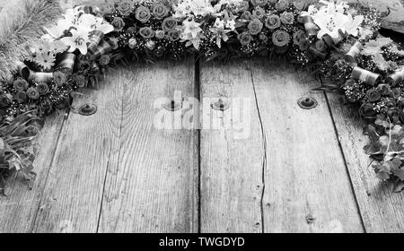 Arrangement de fleurs sur le vieux bois avec copie espace en noir et blanc Banque D'Images