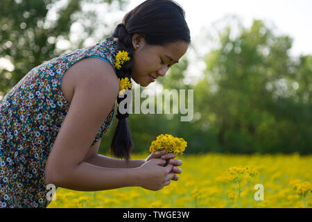 Une belle adolescente avec des fleurs dans ses cheveux, un bouquet à Fort Wayne, Indiana, USA.
