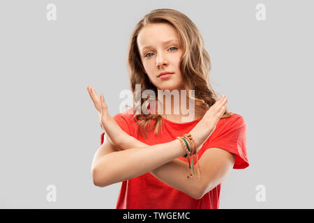 Teenage girl crossing mains en geste interdit Banque D'Images