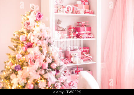 Pour l'armoire avec beaucoup de jouets et l'arbre de Noël. Focus sélectif. Banque D'Images