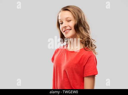 Smiling teenage Girl in red t-shirt avec un clin Banque D'Images