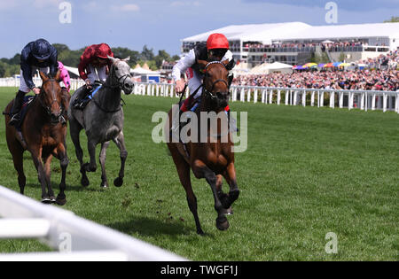 L'hippodrome d'Ascot, Ascot, UK. 20 Juin, 2019. Les courses de chevaux ; Royal Ascot Race 3, Ribblesdale Stakes ; Star Catcher montée par l Dettori remporte la course en 3 courses consécutives de Frankie Dettori Credit : Action Plus Sport/Alamy Live News Banque D'Images