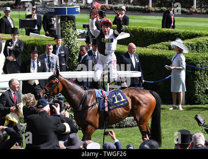 L'hippodrome d'Ascot, Ascot, UK. 20 Juin, 2019. Les courses de chevaux ; Royal Ascot Race 3, Ribblesdale Stakes ; un heureux Frankie Dettori saute Star Catcher après avoir remporté la troisième course Credit : Action Plus Sport/Alamy Live News Banque D'Images