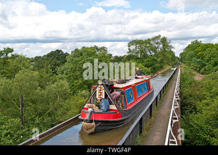 Les vacanciers sur un grand classique de la croix au cours de l'Aqueduc Edstone un accueil chaleureux et agréable journée dans le Warwickshire, Royaume-Uni. 20 juin 2019. Banque D'Images