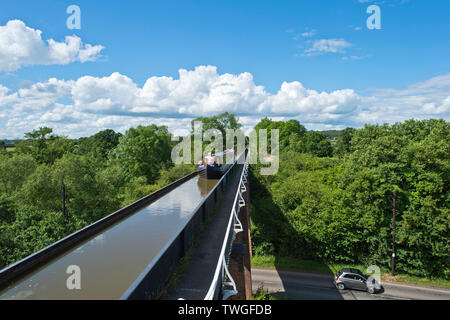 Les vacanciers sur un grand classique de la croix au cours de l'Aqueduc Edstone un accueil chaleureux et agréable journée dans le Warwickshire, Royaume-Uni. 20 juin 2019. Banque D'Images