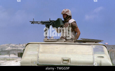 5 novembre 1993 Un soldat américain mans une mitrailleuse M60 au-dessus de sa tête comme il l'Humvee au nord, vers Mogadishu, Somalie. Banque D'Images