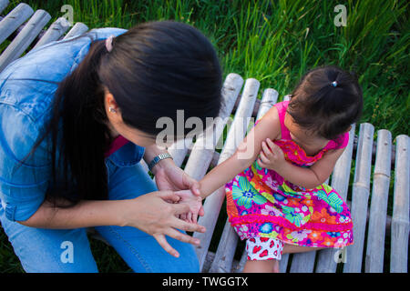 Heureuse Mère et son enfant à jouer à l'extérieur en s'amusant, champ de riz vert. Galerie d'images haute résolution. Banque D'Images