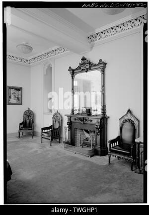 REGENTS' PRIX mur ouest, avec des chaises d'origine par James Renwick, JR. La cheminée ET LE MIROIR NE SONT PAS D'ORIGINE À LA CHAMBRE. - Smithsonian Institution Building, 1000 Jefferson Drive, entre les neuvième et douzième Rue, sud-ouest, Washington, District of Columbia, DC Banque D'Images