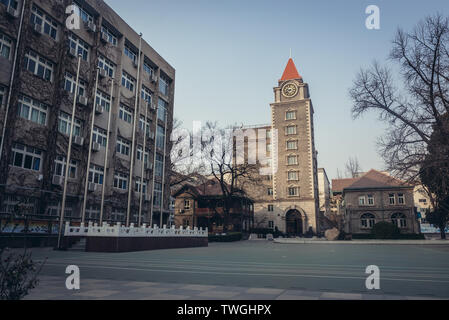 Un tour de l'horloge sur le terrain de l'école intermédiaire de Donghuamen dans quartier résidentiel de Beijing, Chine Banque D'Images