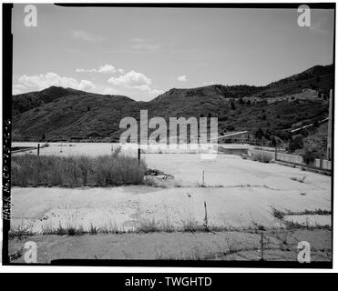 Dalle de béton toiture par l'extrémité sud-est, reliant VISIBLE À DROITE DU CENTRE DU TUNNEL ET D'EXTRÊME DROITE, VUE VERS LE NORD-OUEST. - Glenn L. Martin Company, installations d'essai de missiles Titan, CaptiveTest Stand D-3, Waterton Canyon Road et l'autoroute 121 Colorado, Denver, le comté de Jefferson, CO Banque D'Images