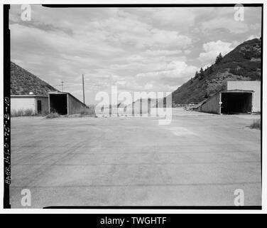 Dalle de béton TOITURE PAR L'EXTRÉMITÉ OUEST, les rampes d'accès à gauche et à droite, vue vers l'EST. - Glenn L. Martin Company, installations d'essai de missiles Titan, banc d'essai captif D-2, Waterton Canyon Road et l'autoroute 121 Colorado, Denver, le comté de Jefferson, CO Banque D'Images