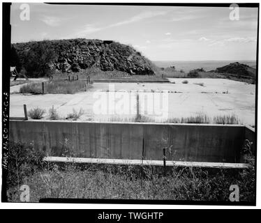 Dalle de béton toiture par l'extrémité nord-ouest, RAMPE D'ACCÈS EN PREMIER PLAN, VUE VERS LE SUD-EST. - Glenn L. Martin Company, installations d'essai de missiles Titan, CaptiveTest Stand D-3, Waterton Canyon Road et l'autoroute 121 Colorado, Denver, le comté de Jefferson, CO Banque D'Images