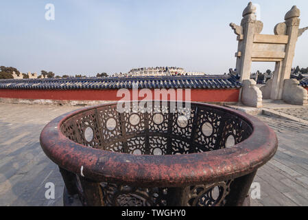 Fer à repasser cuisinière à côté du monticule circulaire autel dans le Temple du Ciel, l'une des attractions touristiques de maire à Beijing, capitale de la Chine Banque D'Images