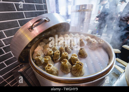 Stand alimentaire avec des boulettes à la vapeur à Beijing, capitale de la Chine Banque D'Images