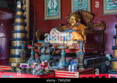 Statue de Bouddha riant dans Hall de la porte de l'harmonie et la paix dans ce qu'on appelle le Temple Lama à Beijing, Chine Banque D'Images