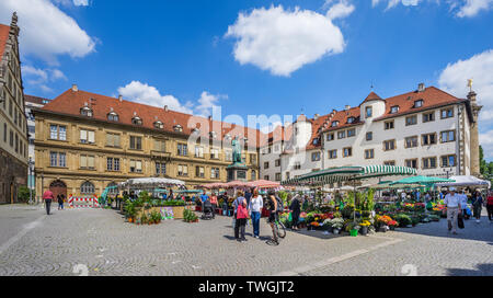 Marché sur place Schillerplatz dans le vieux centre-ville de Stuttgart, avec vue sur la Prinzenbau, Schiller Memorial et l'ancienne chancellerie, Stuttgart, Baden Banque D'Images