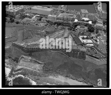 REPRODUCTION D'une photographie de l'armée, vue aérienne, à la fin de l'OUEST DU NORD, MONTRANT DE FORT (officiers trimestres, DES TROUPES QUARTS, SAN CHRISTOBAL, LA TRINIDAD ET SAN CARLOS). Photographe ET DATE INCONNUE. - Castillo de San Christobal, Norzagaray Boulevard, San Juan, San Juan, PR Municipio ; O'Daly, Tomas ; Price, Virginie, émetteur ; Behrens, Tom, émetteur ; Boucher, Jack E, photographe Banque D'Images