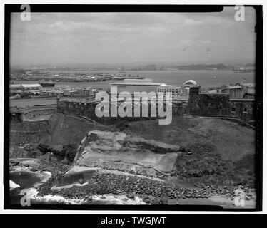 REPRODUCTION D'une photographie de l'armée, vue aérienne, à l'ouest de l'EXTRÉMITÉ OUEST, MONTRANT DE FORT (officiers trimestres, DES TROUPES QUARTS, SAN CHRISTOBAL). Photographe ET DATE INCONNUE. - Castillo de San Christobal, Norzagaray Boulevard, San Juan, San Juan, PR Municipio ; O'Daly, Tomas ; Price, Virginie, émetteur ; Behrens, Tom, émetteur ; Boucher, Jack E, photographe Banque D'Images