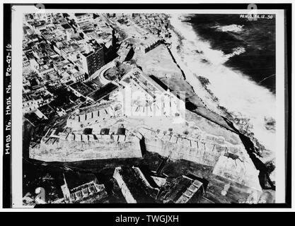 REPRODUCTION D'une photographie de l'armée, vue aérienne, à l'ouest de l'EXTRÉMITÉ OUEST, MONTRANT DE FORT (officiers trimestres, DES TROUPES QUARTS, SAN CHRISTOBAL). Photographe ET DATE INCONNUE. - Castillo de San Christobal, Norzagaray Boulevard, San Juan, San Juan, PR Municipio ; O'Daly, Tomas ; Price, Virginie, émetteur ; Behrens, Tom, émetteur ; Boucher, Jack E, photographe Banque D'Images