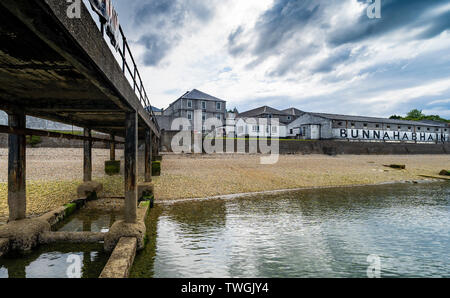 Vue de la Distillerie Bunnahabhain sur l'île d'Islay dans Hébrides intérieures de l'Écosse, Royaume-Uni Banque D'Images