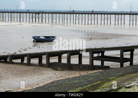 Southend-on-sea-2019-05-28, bateau de pêche amarré sur le sable avec l'embarcadère de l'arrière-plan Banque D'Images