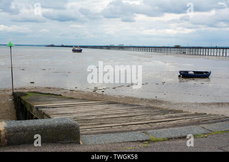 Southend-on-sea-2019-05-28, bateau de pêche amarré sur le sable avec l'embarcadère de l'arrière-plan Banque D'Images