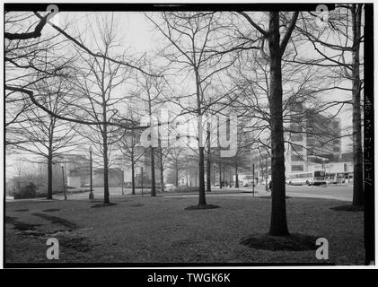 La réserve no 720 sur l'E-STREET EXPRESSWAY Droits aériens. Vue NORD-OUEST AVEC STATUE DE BERNARDO DE GÁLVEZ EN ARRIÈRE-PLAN. - Virginia Avenue, Washington, District of Columbia, DC Banque D'Images