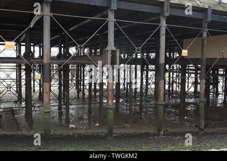 Southend-on-sea-2019-05-28, la construction en acier du dessous de Southend pier avec tid out Banque D'Images