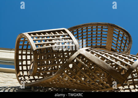 Cambridge UK, 2019-05-22, Close up d'art en bois tordu sur le côté du bâtiment de l'université en shaow casting miday sunshine Banque D'Images