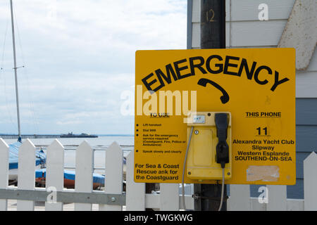 Southend-on-sea-2019-05-28, jaune d'urgence public telephone station sur la promenade à destination côtière, fournir par écrit des instructions quant à ce que t Banque D'Images