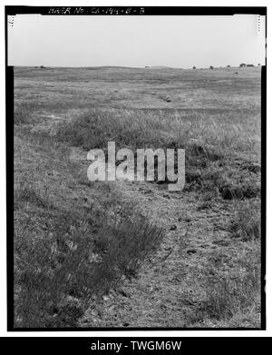 Fossé de RHODES- VUE VERS LE SUD-EST, MONTRANT DES COURBES DE 'U' AU-DESSUS DE SWALE. Fossé est également visible à distance, la course à l'HORIZONTALE SUR PHOTO, SUR CE QUI CONCERNE COLLINE. Natomas - réseau de fossés, de Rhodes, de fossé à l'ouest de Bidwell Street, au nord de la route 50, canton, comté de Sacramento, CA Banque D'Images