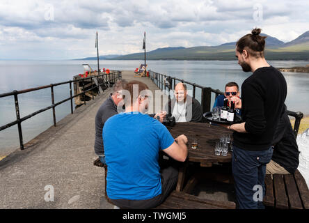 Les visiteurs de la Distillerie Bunnahabhain single malt whisky rares d'échantillonnage produit à la distillerie sur l'île d'Islay dans Hébrides intérieures de l'Écosse, Royaume-Uni Banque D'Images