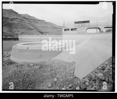 Porte-bague de déversoir, TUNNEL DE SORTIE AVEC UN TABLIER EN AVAL EN PREMIER PLAN ET EN AMONT DU BARRAGE EN FACE DE L'ARRIÈRE-PLAN À GAUCHE. Vue de l'Ouest. - Owyhee barrage, à travers Owyhee River, Nyssa, comté de Malheur, ou Banque D'Images