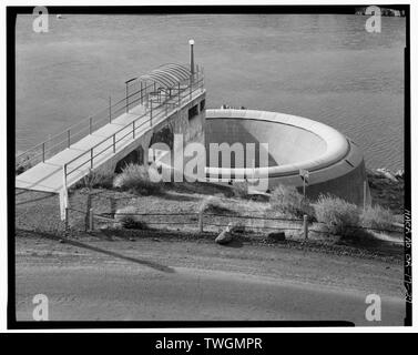 Porte-bague de déversoir, TUNNEL DE SORTIE AVEC CONTRÔLE DE GALERIE À GAUCHE. Vue de sud. - Owyhee barrage, à travers Owyhee River, Nyssa, comté de Malheur, ou Banque D'Images