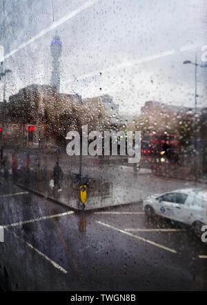 Vue des pluies de euston road et le bureau de poste BT Tower. Banque D'Images