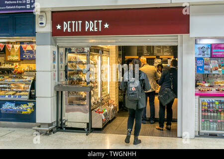 Une succursale de Petit Pret. Un service rapide Pret a manger la nourriture sur la borne de la station Victoria, Londres. Banque D'Images